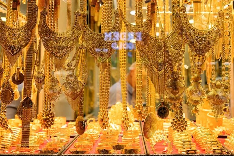 Dubai: Woman to pay Dh15,000 after stealing gold necklace