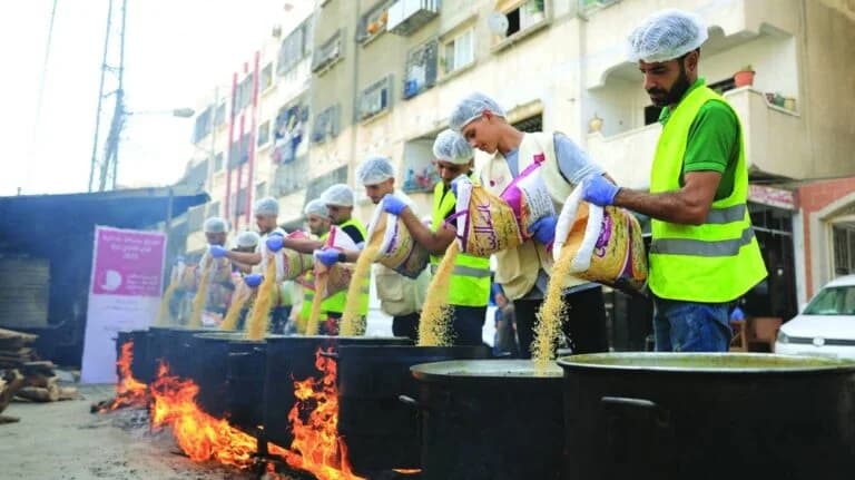 Qatar Charity provides hot meals in Gaza