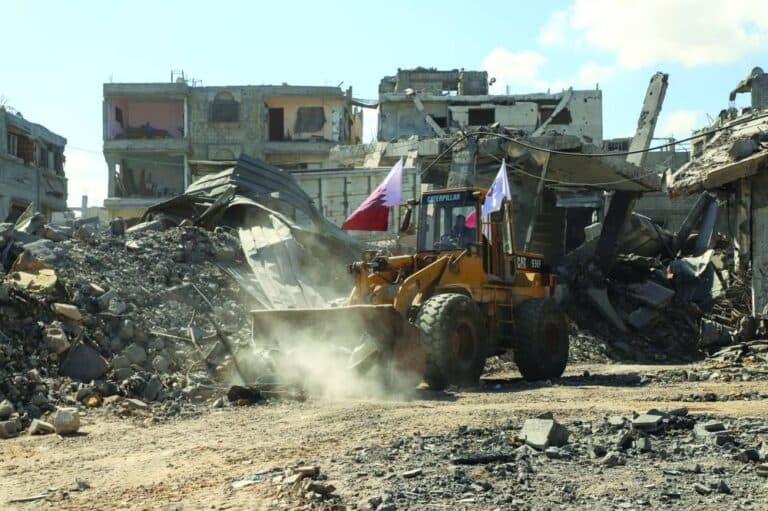 Qatar supports Gaza Municipality in removing rubble, reopening city streets